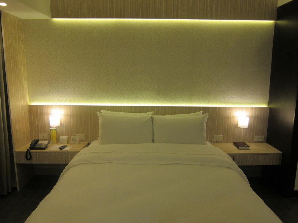 The Charter House Hotel Makati City Exterior photo